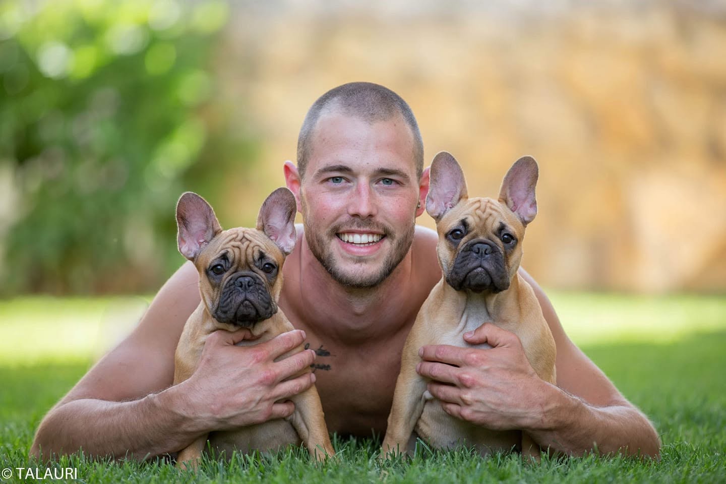 Fundador de TALAURI junto a dos cachorros de Bulldog Francés leonado en el jardín