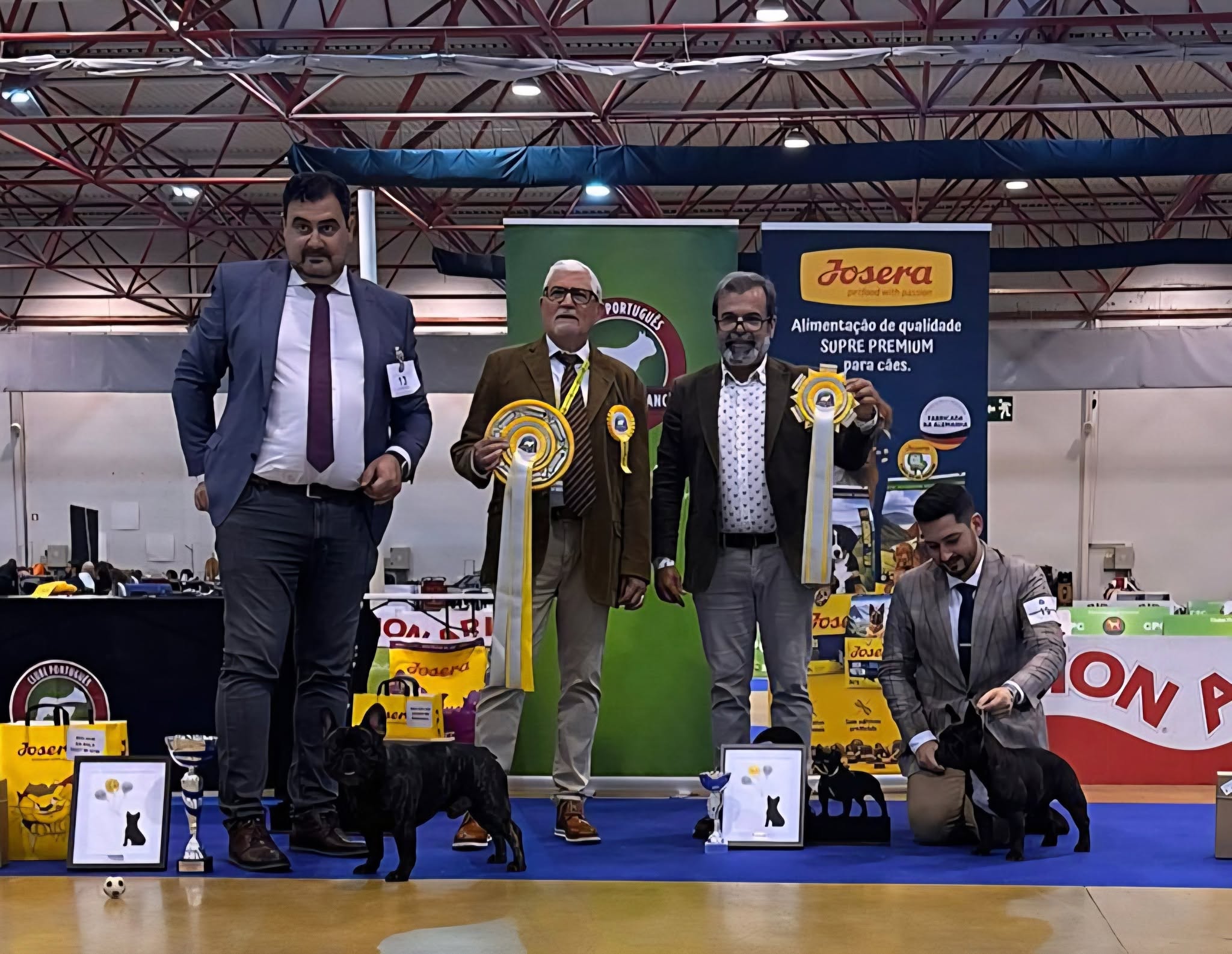 Entrega de premios en exposición canina con dos Bulldogs Franceses negros de TALAURI